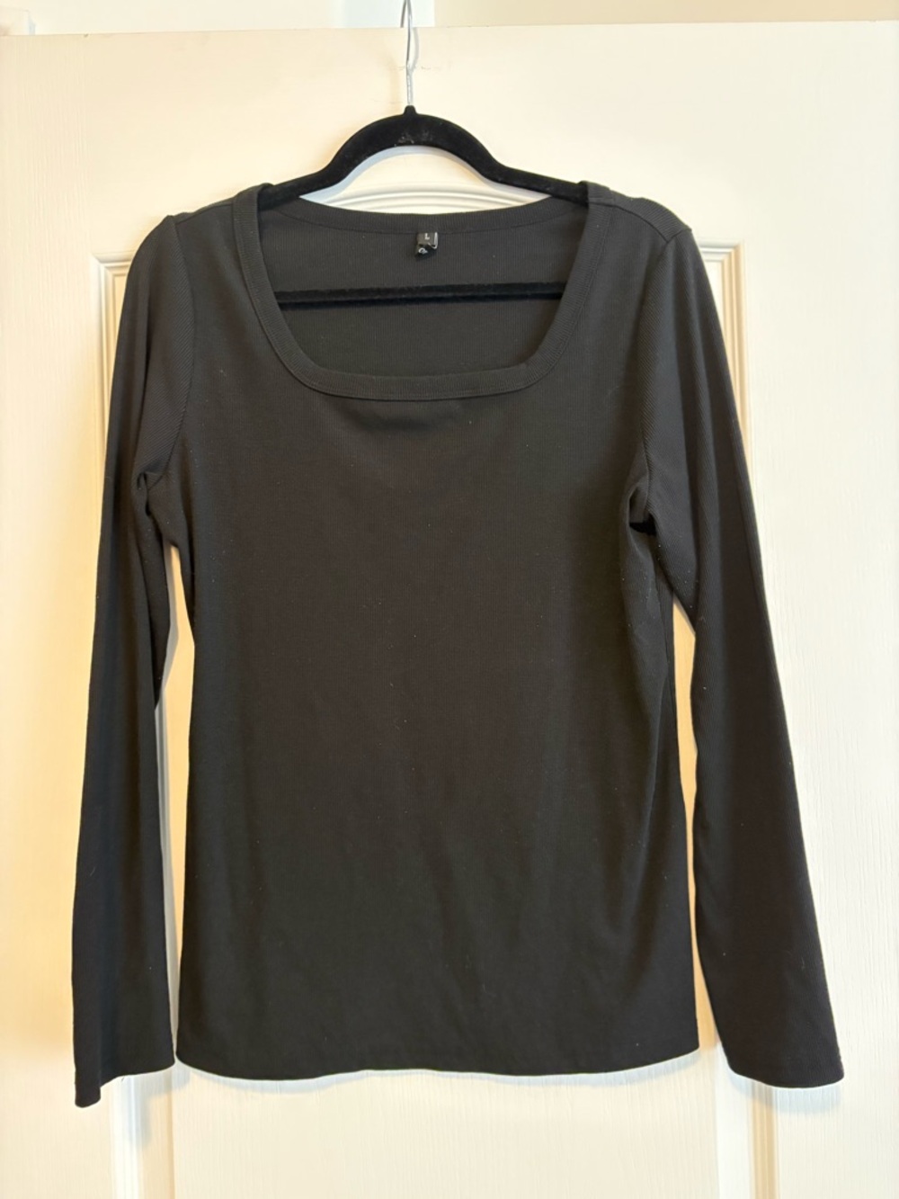 Women’s Black Long-Sleeve Scoop Neck Top